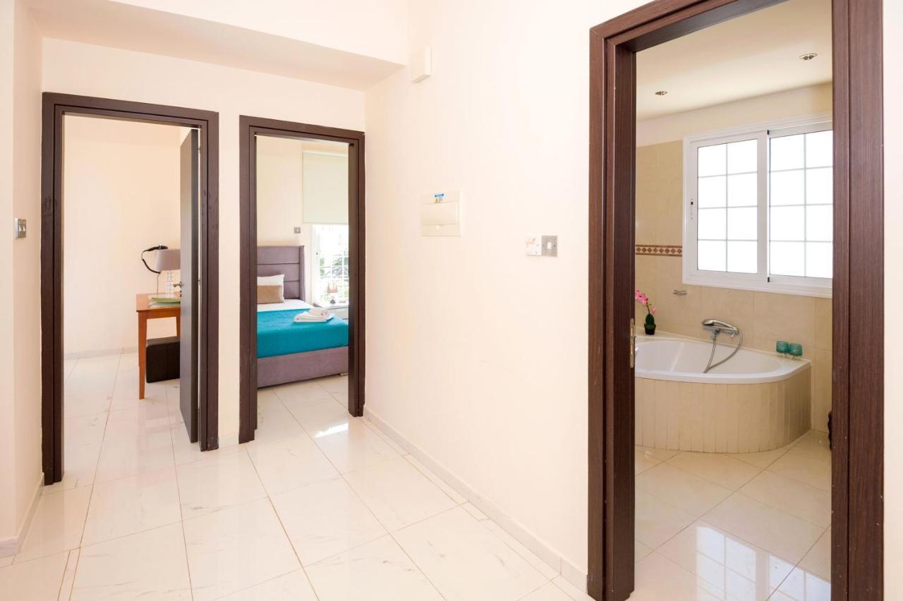 Villa Oceania - Beachfront Paralimni Exterior foto