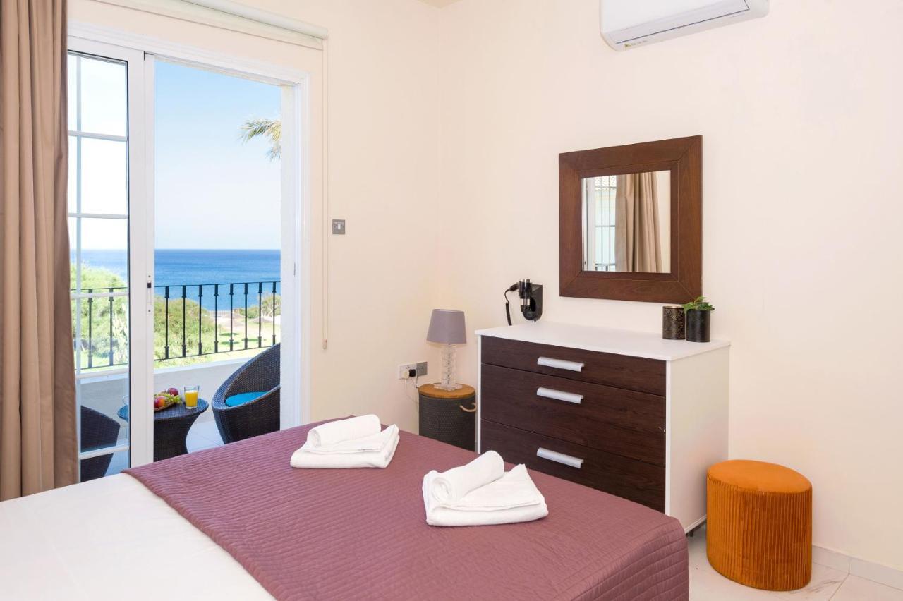 Villa Oceania - Beachfront Paralimni Exterior foto