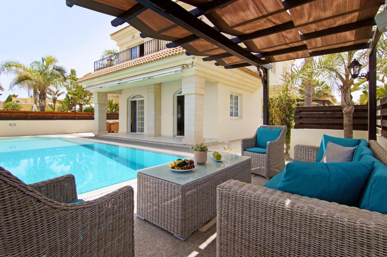 Villa Oceania - Beachfront Paralimni Exterior foto