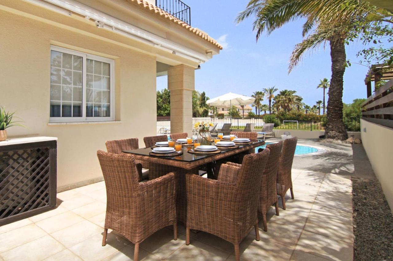 Villa Oceania - Beachfront Paralimni Exterior foto